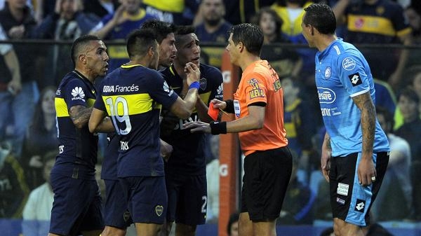 Todo_Boca_reclamó_la_expulsión_de_Carlos_Tevez_ante_Belgrano_por_insultar_al_árbitro_Germán_Delfino