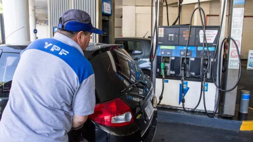 YPF anunció una baja en el precio de la nafta