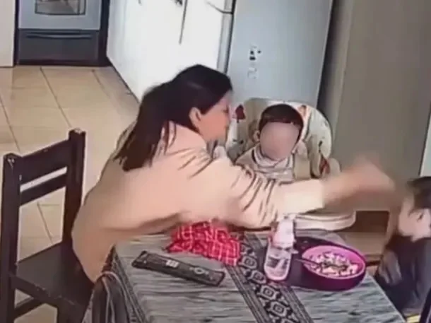 golpeadora de niños