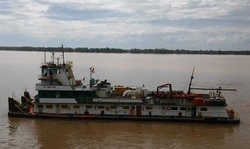Tres_barcazas_de_bandera_boliviana_se_hundieron_en_el_río_Paraná