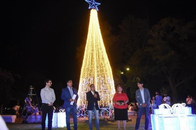 Se_encendió_el_tradicional_árbol_navideño_de_Resistencia_en_la_Plaza_25_de_Mayo
