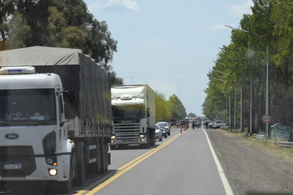 restricción_de_camiones_en_las_rutas_y_autopistas_por_el_fin_de_semana_largo