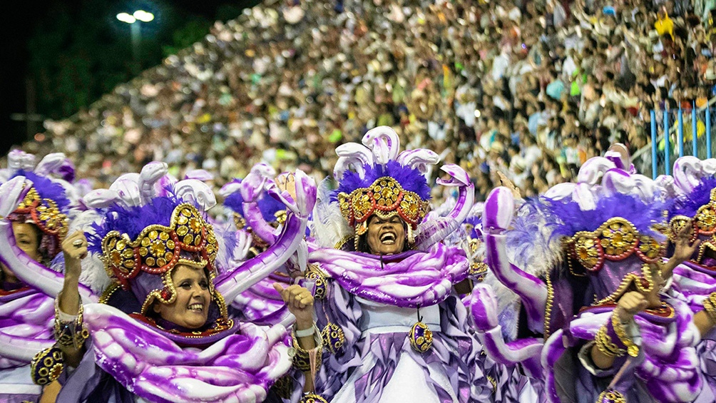 Son_tradicionales_y_mundialmente_famosos_los_desfiles_del_Carnaval_de_Río