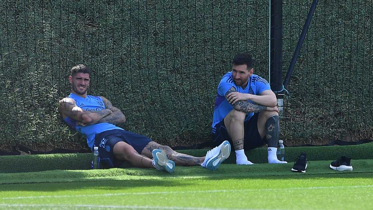 Messi_un_espectador_de_lujo_en_la_práctica_de_Argentina